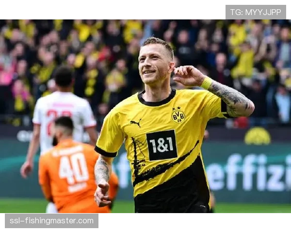 特写:老将罗伊斯替补绝杀后,威斯特法伦的掌声