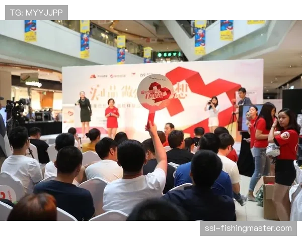 第四官员举牌示意补时5分钟，现场大屏幕同步显示本场比赛因伤病等因素损耗的净时间